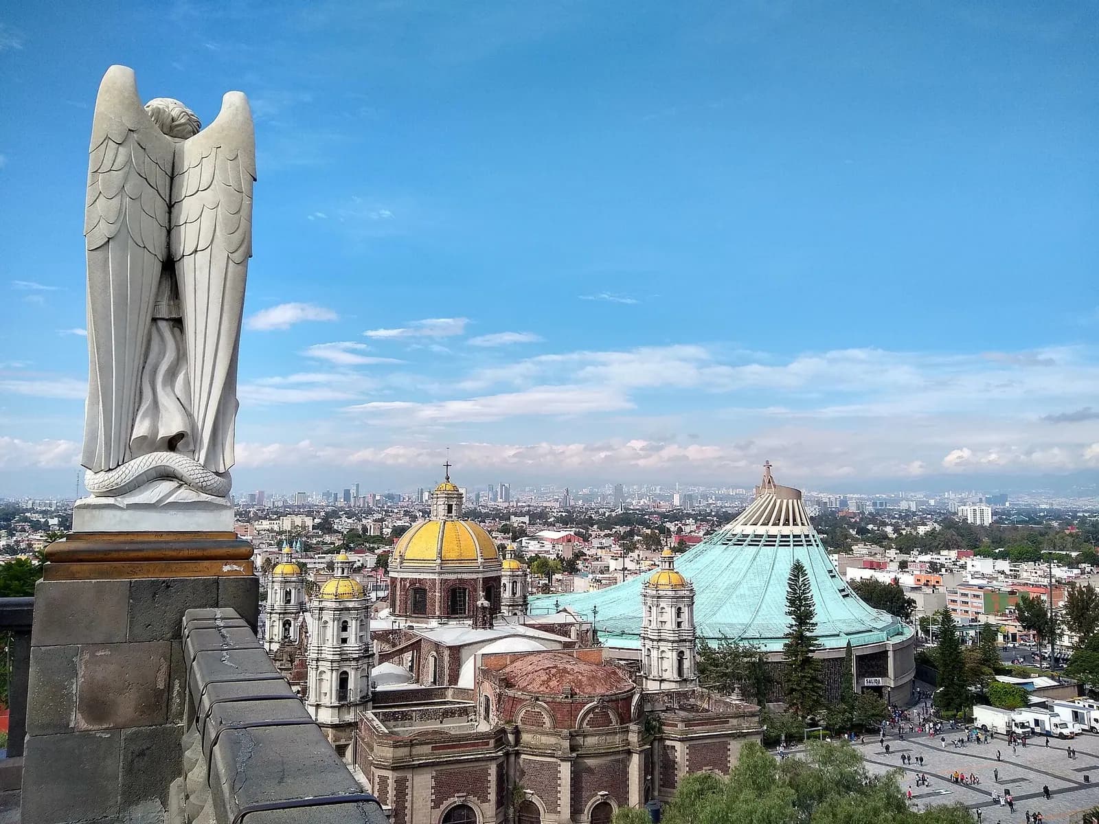 Ángel de piedra en la Capilla del Cerrito del Tepeyac que mira hacia la Antigua y la Nueva Basílica de Guadalupe