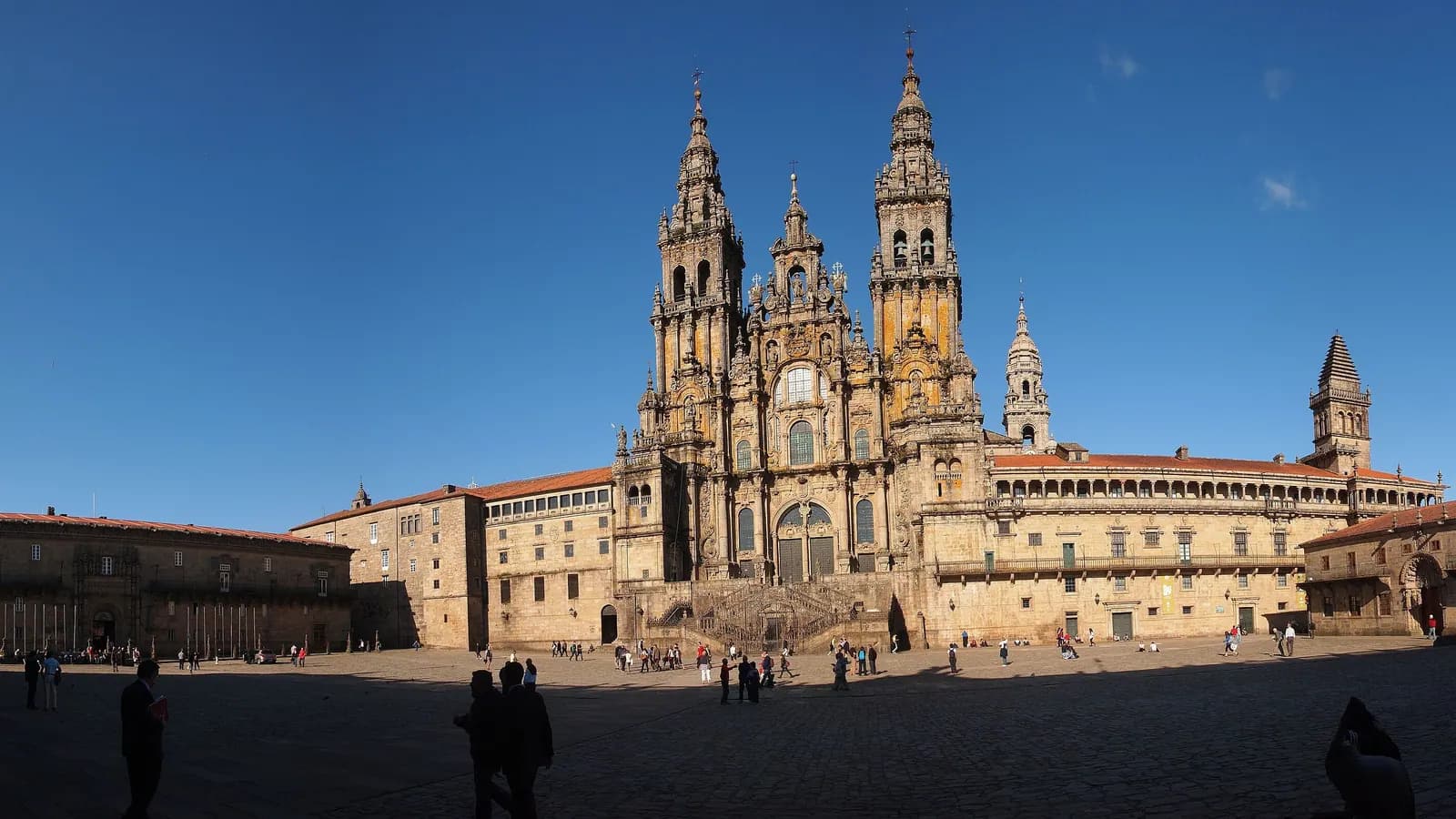 Fachada barroca de la Catedral de Santiago de Compostela iluminada por el sol, vista desde la Plaza del Obradoiro