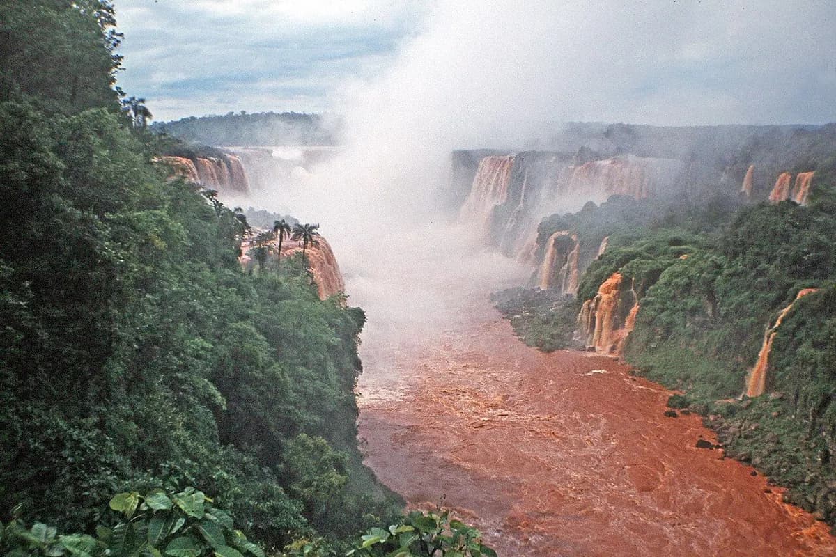 Panorámica de las Cataratas del Iguazú entre la selva