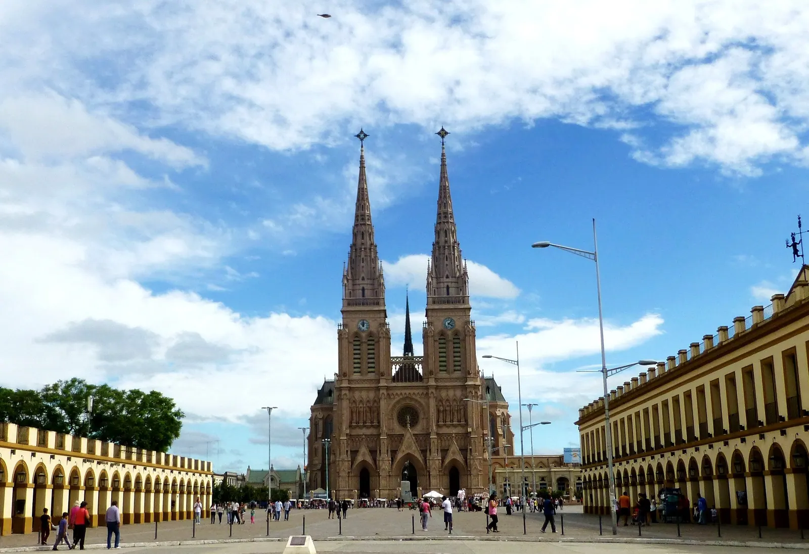 Fachada neogótica de la Basílica de Nuestra Señora de Luján con sus dos torres, vista desde la plaza