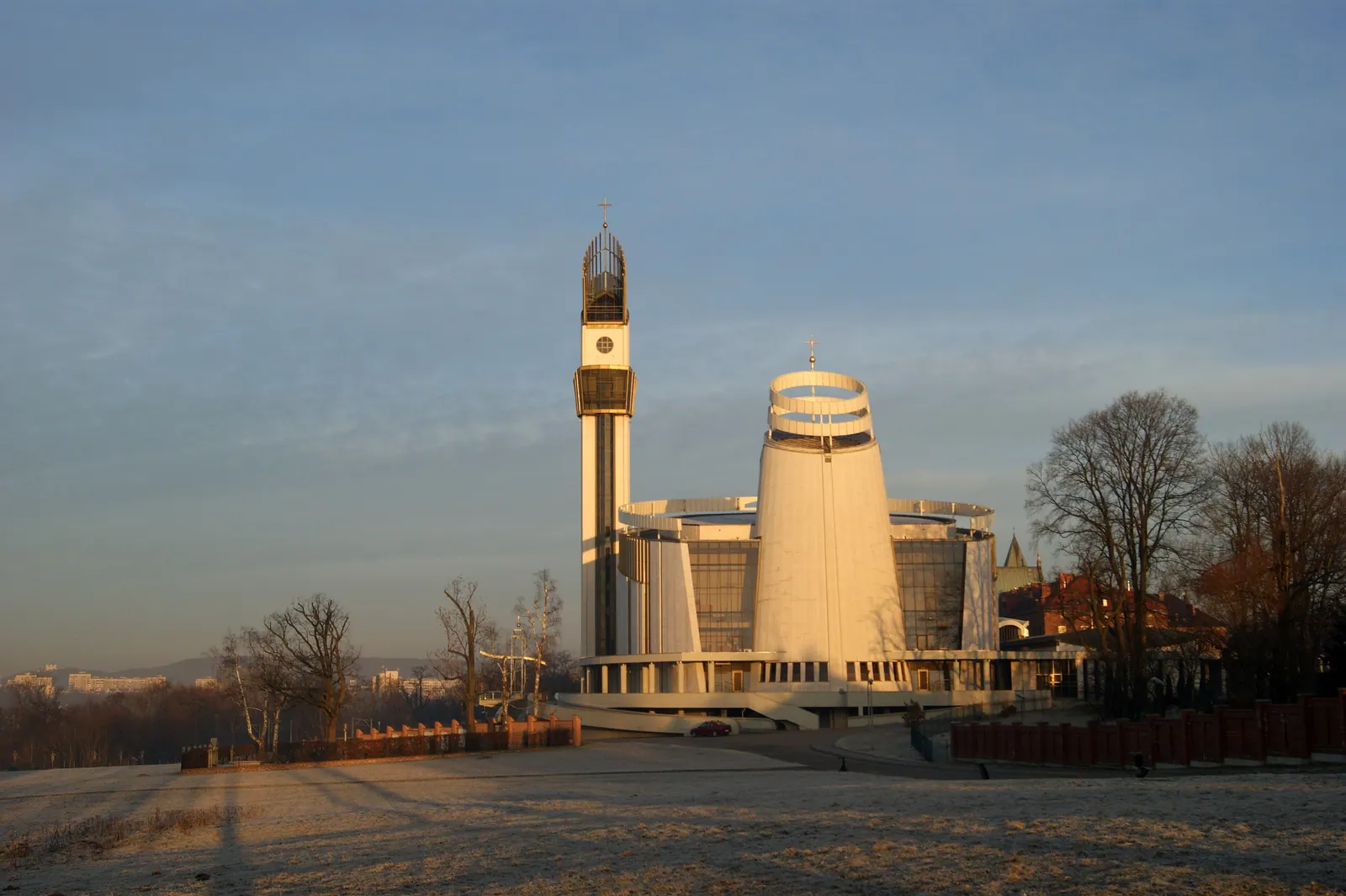 Santuario de la Divina Misericordia en Cracovia-Łagiewniki iluminado por la luz dorada del amanecer