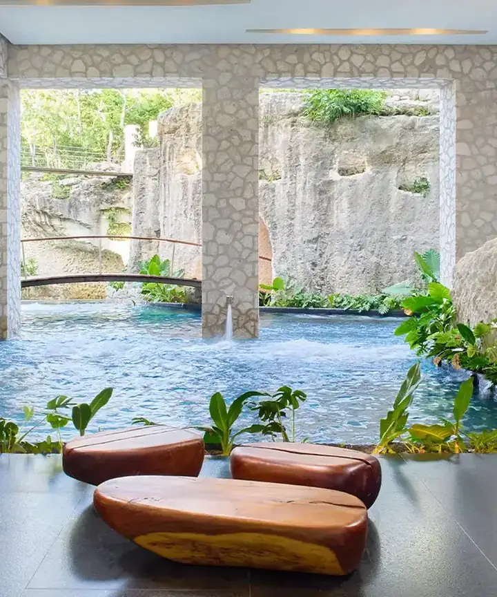 Senderos entre la vegetación del Hotel Xcaret Arte