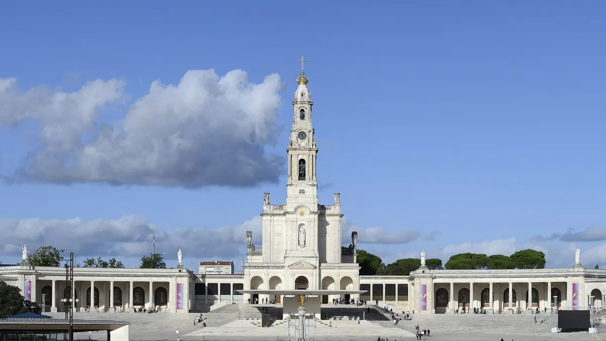 Explanada del Santuario de Fátima con la Basílica del Rosario y su columnata