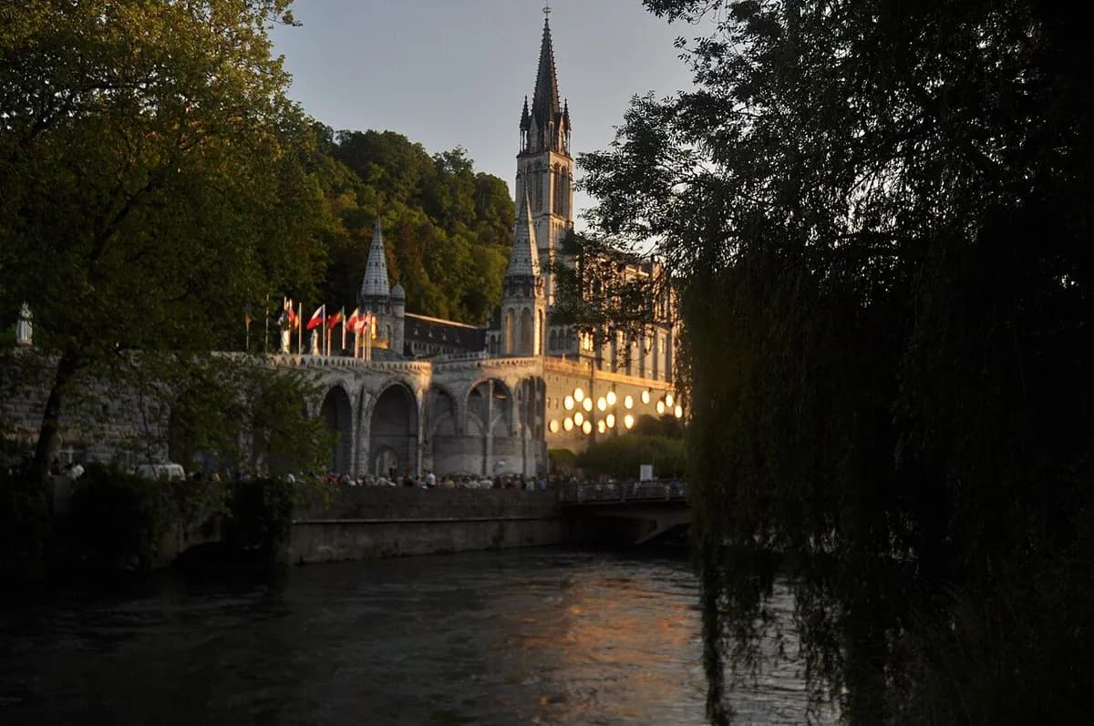 Basílica del Rosario de Lourdes al atardecer