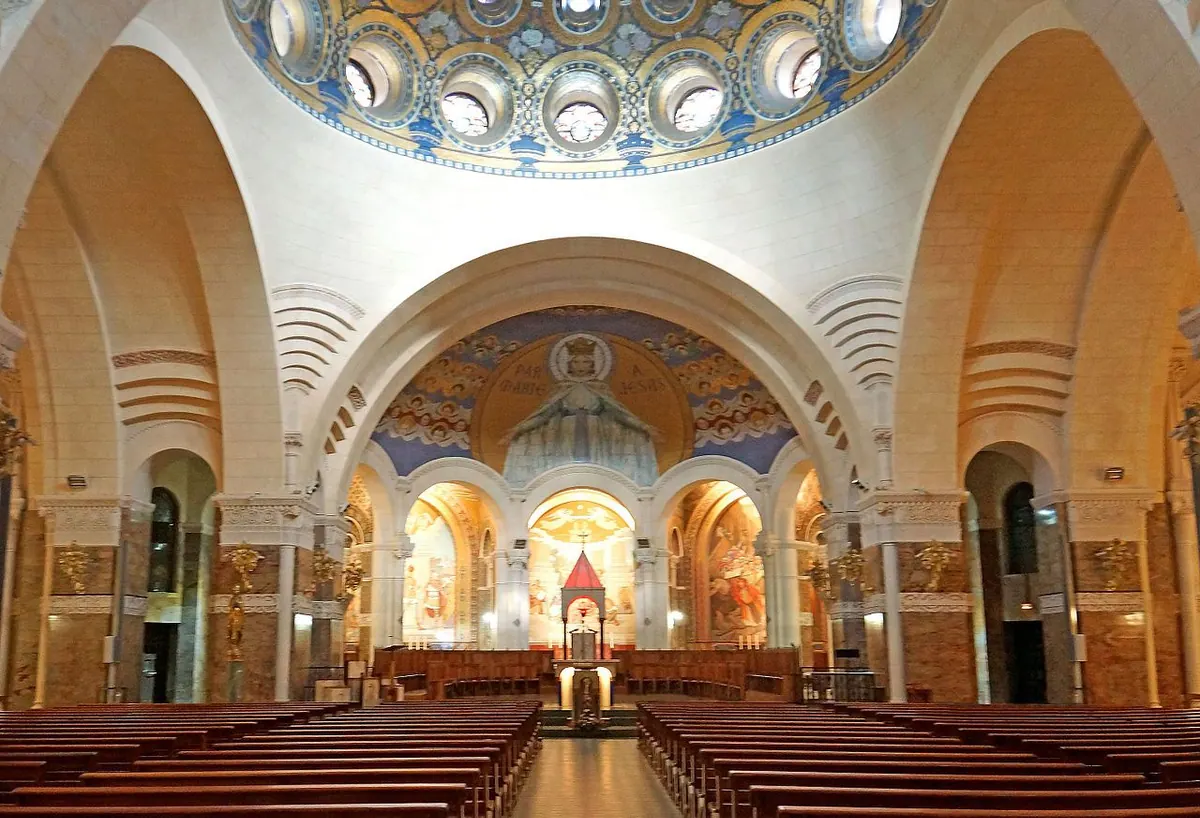 Mosaicos dorados en el interior de la Basílica del Rosario de Lourdes