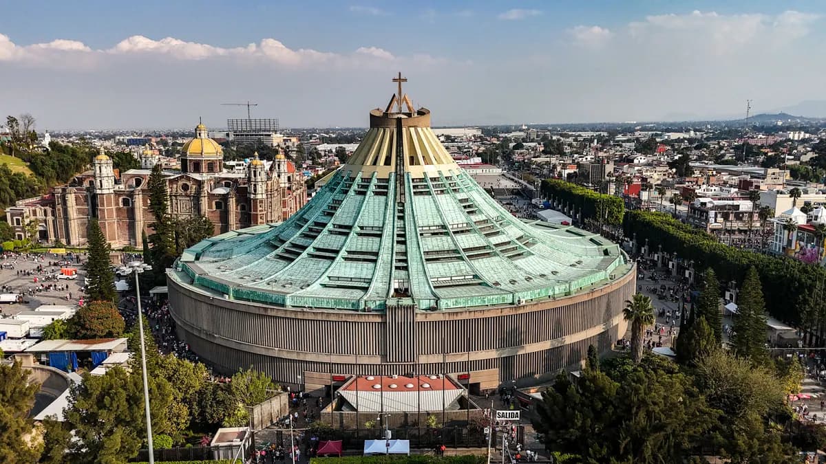 Vista aérea de la Nueva Basílica de Guadalupe, con la Antigua Basílica y el cerro del Tepeyac al fondo