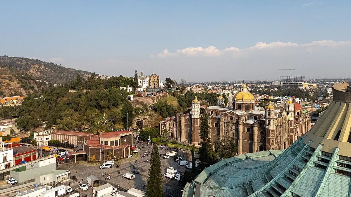 La Antigua Basílica y el cerro del Tepeyac vistos desde lo alto de la Nueva Basílica