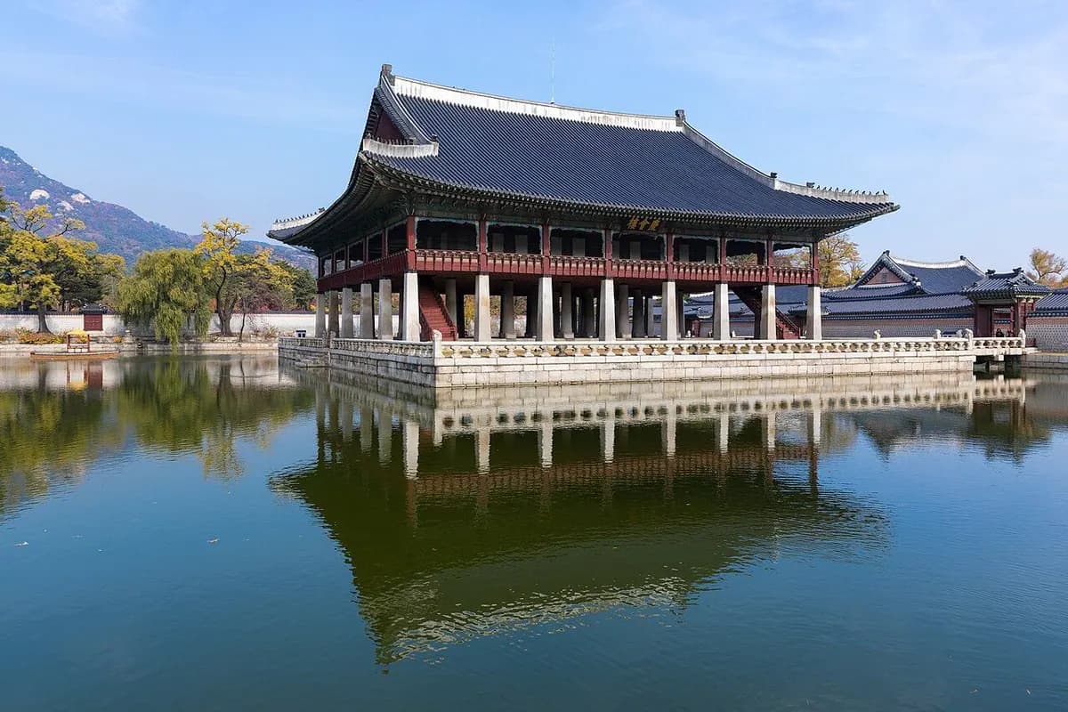 Pabellón Gyeonghoeru del Palacio Gyeongbokgung en Seúl, reflejado en el estanque