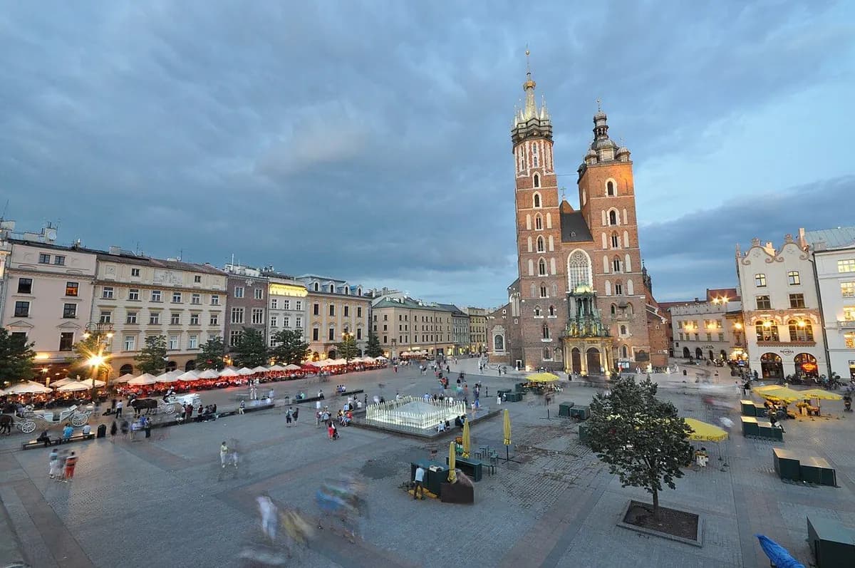 Basílica de Santa María y la Plaza del Mercado de Cracovia al anochecer